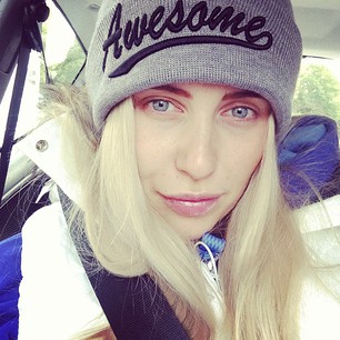 Ida Warg värmer öronen i sin "Awsome"-mössa. Ida Warg värmer öronen i sin "Awsome"-mössa.